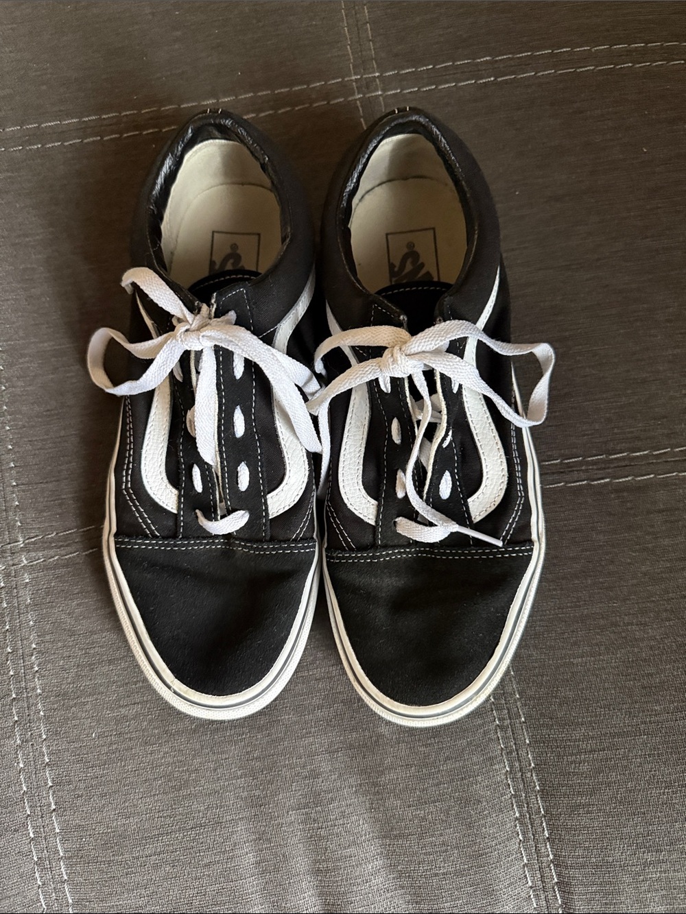Like New - Vans Classic Black & White Skate Sneakers